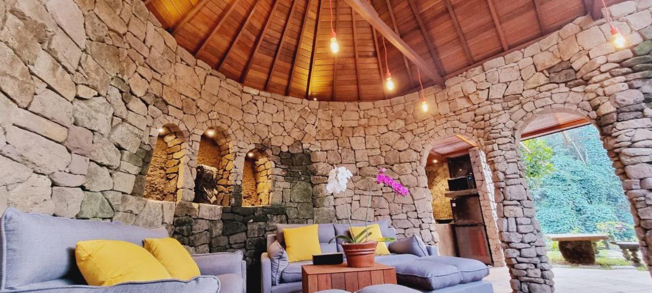 Avalon Ubud Castle & Spa Екстериор снимка
